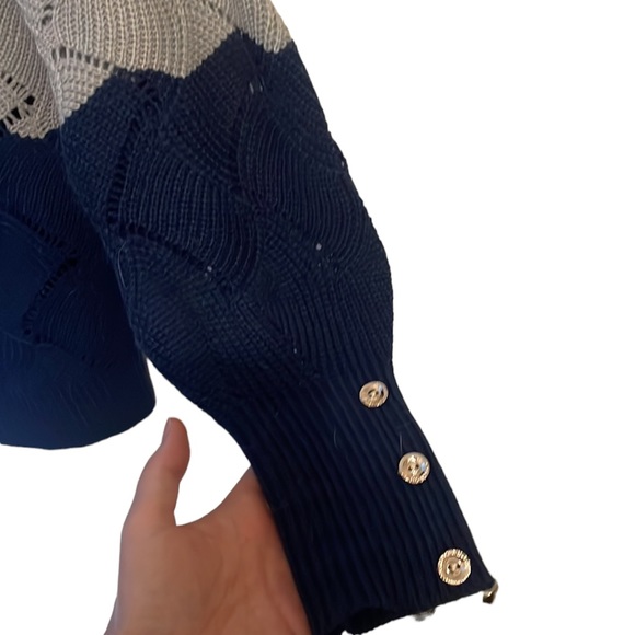 Cute sweater with button cuffed sleeves, v-neck size L - Picture 3 of 6